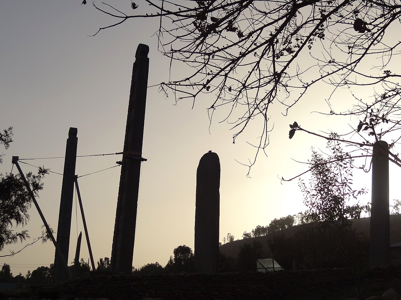 Tugu batu (stela) di Aksum, Ethiopia saat senja