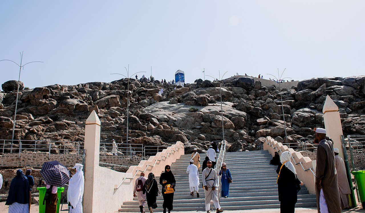 Peziarah menaiki tangga menuju Jabal Rahmah di 'Arafah