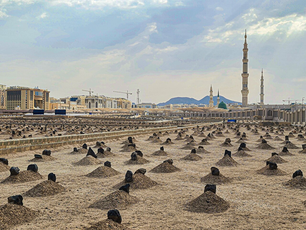 Pemakaman Baqi' al-Gharqad di Madinah dengan Masjid Nabawi di kejauhan