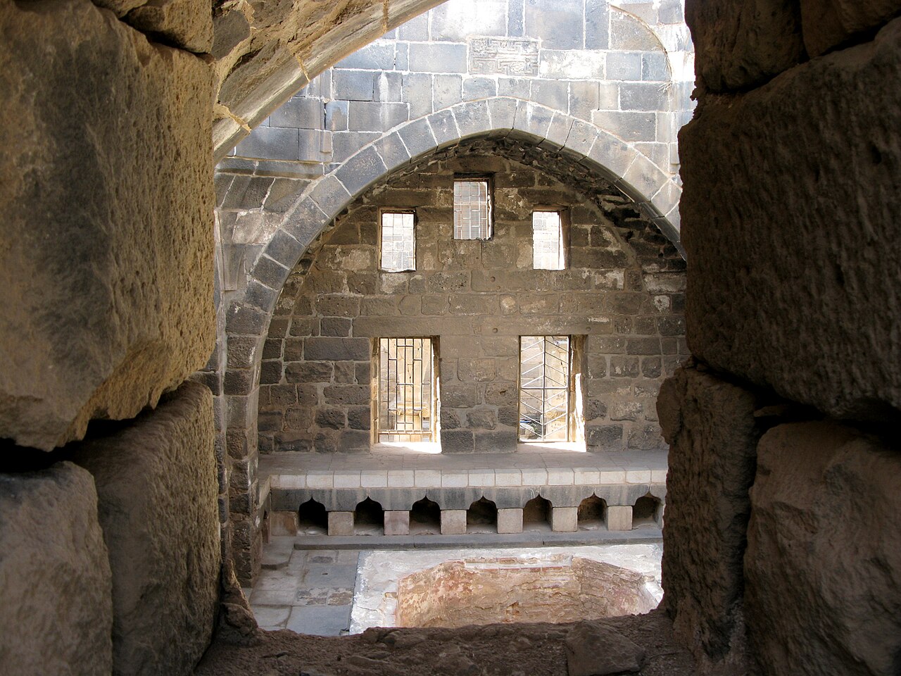 Bagian dalam Benteng Bosra (Bushra) di Suriah, dilihat dari celah batu