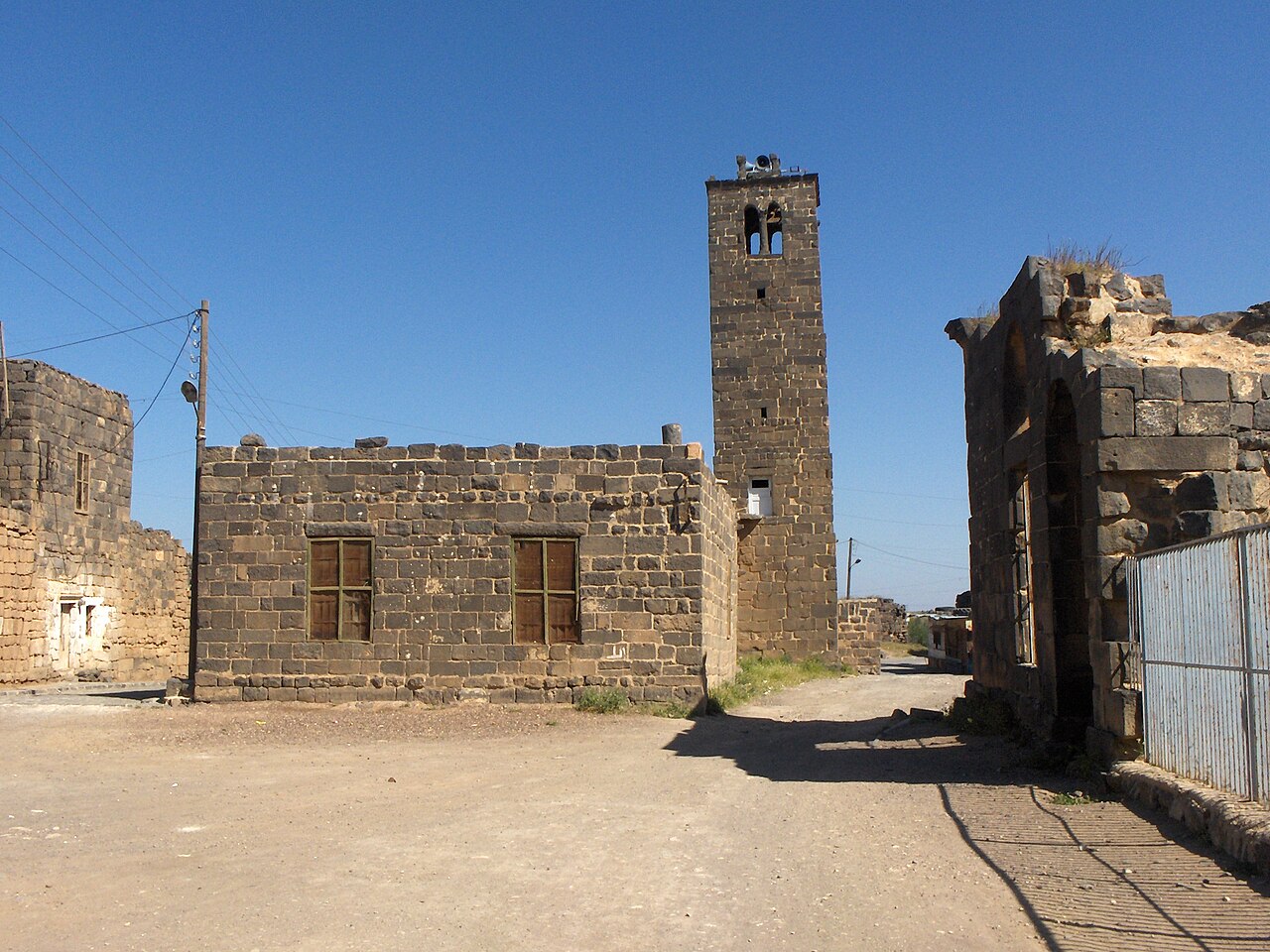 Masjid Mabrak an-Naqah di Bosra (Bushra), Suriah, dengan menara batu basalt