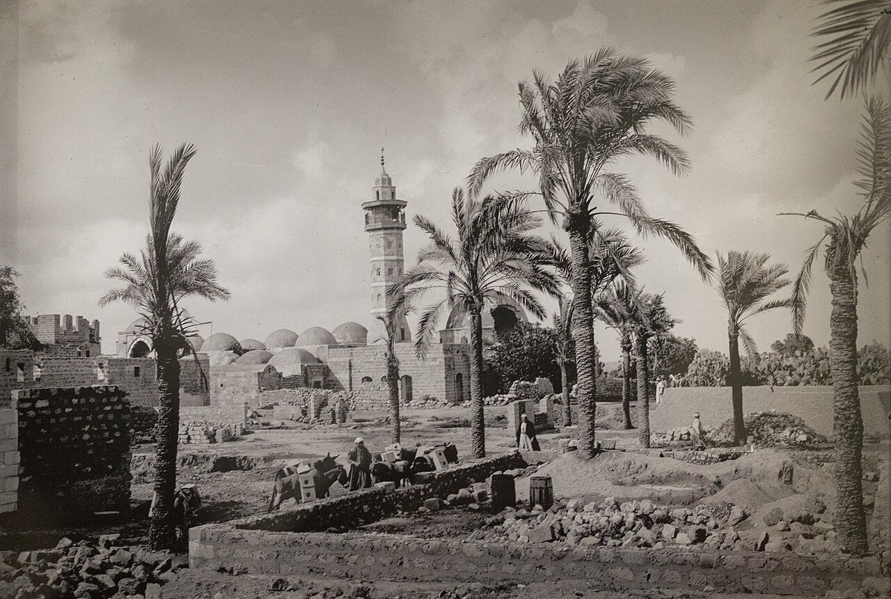 Foto hitam putih tahun 1922: masjid berkubah dan menara di antara pohon kurma di Gaza