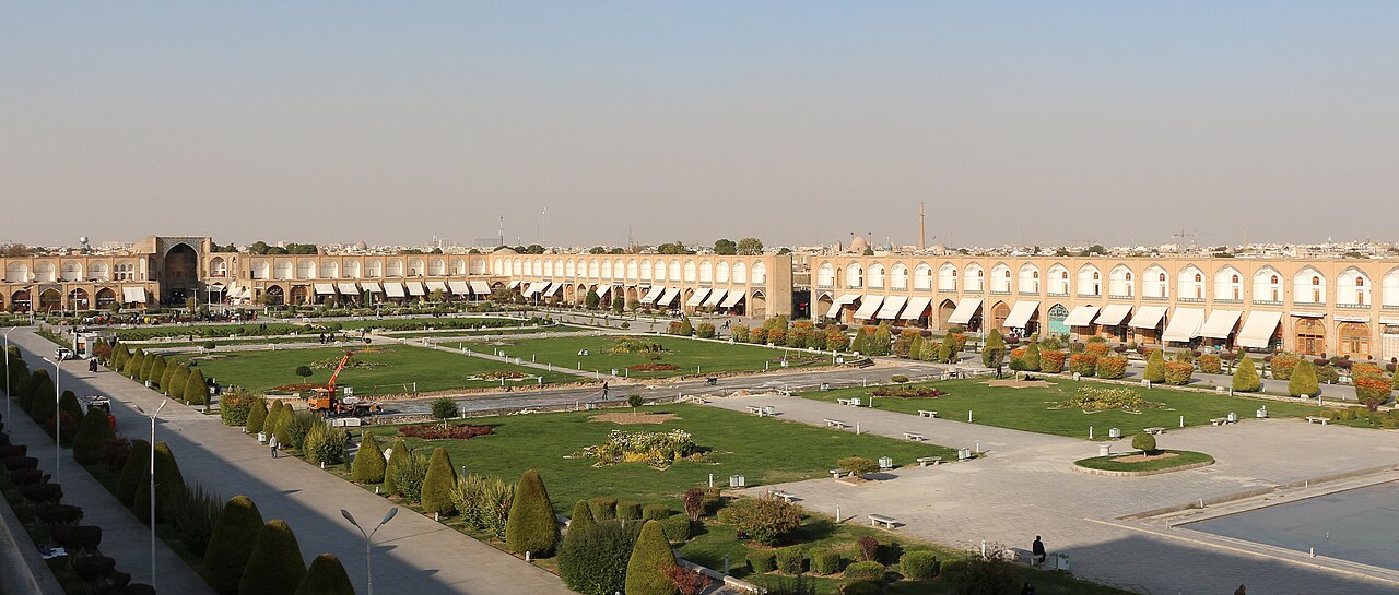 Lapangan Naqsh-e Jahan di Isfahan, Iran, dengan taman dan serambi berlengkung