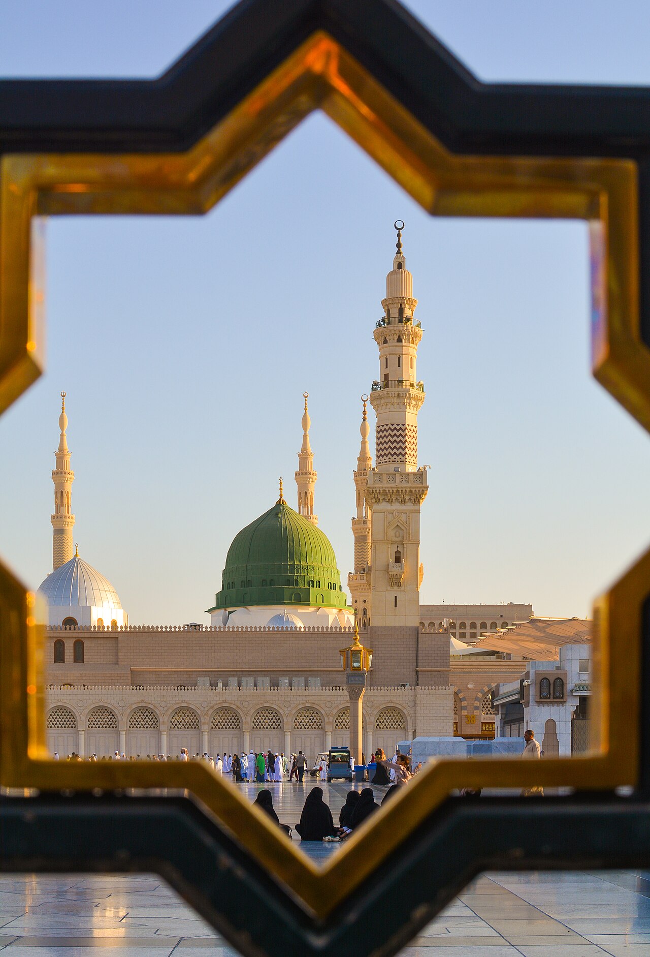 Masjid Nabawi di Madinah dilihat dari balik kisi bintang