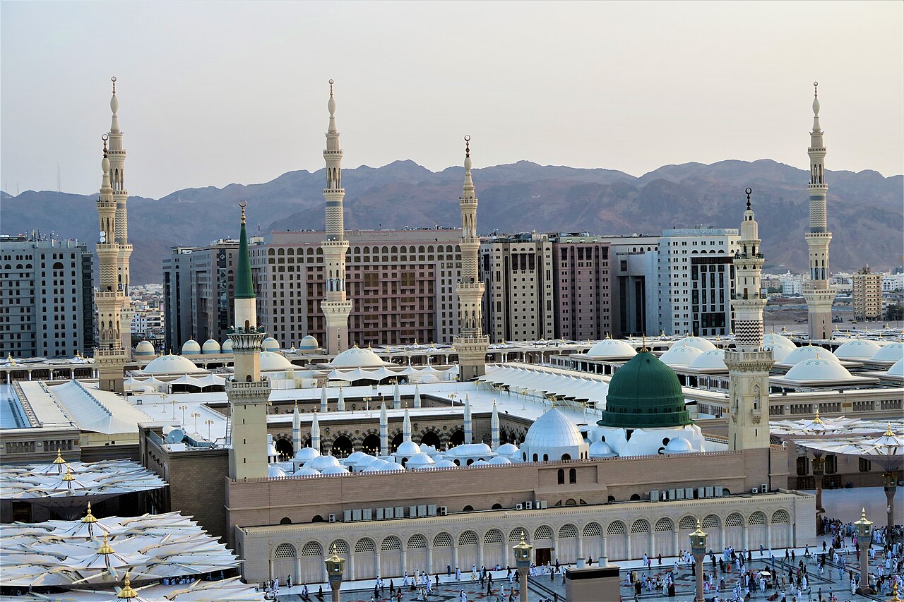 Pemandangan dari atas Masjid Nabawi di Madinah dengan kubah hijau dan menara-menaranya