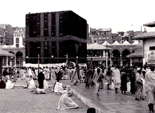 Foto hitam putih tahun 1937: Ka'bah berkiswah dan jemaah di Masjidil Haram, Makkah