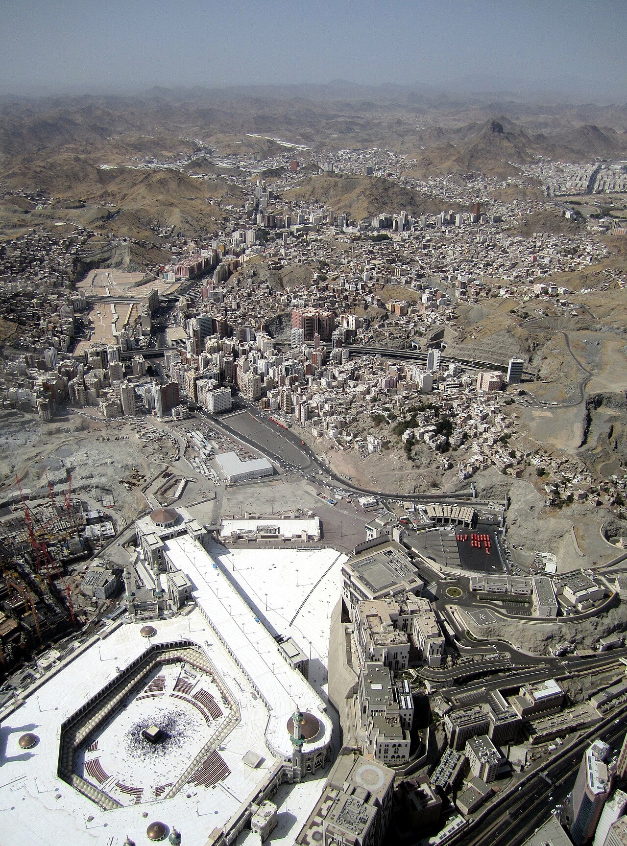 Pemandangan udara Masjidil Haram dan perbukitan di sekitar Makkah