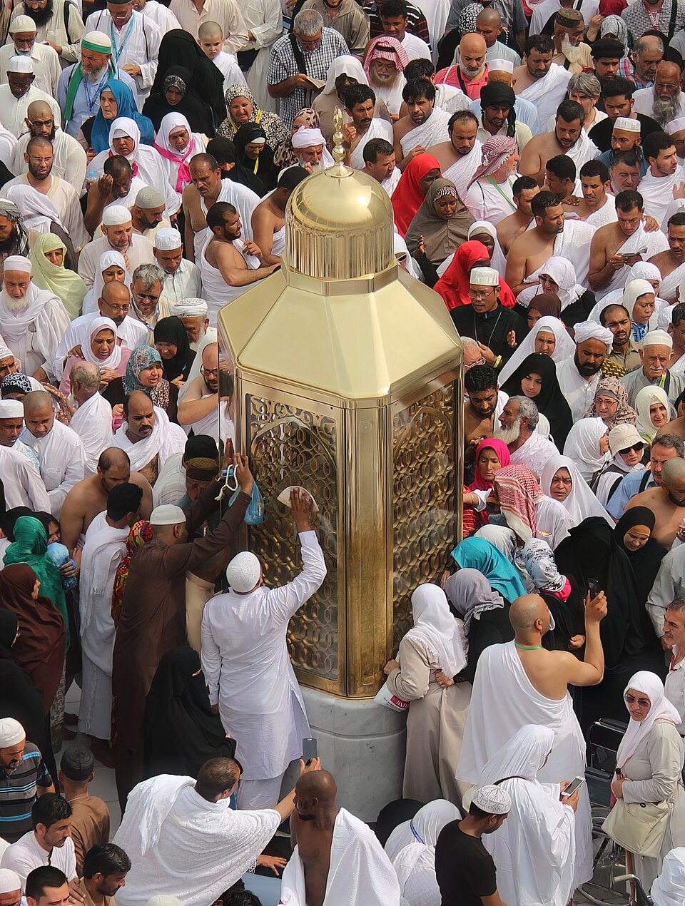 Maqam Ibrahim berbingkai kaca keemasan dikelilingi jemaah di Masjidil Haram
