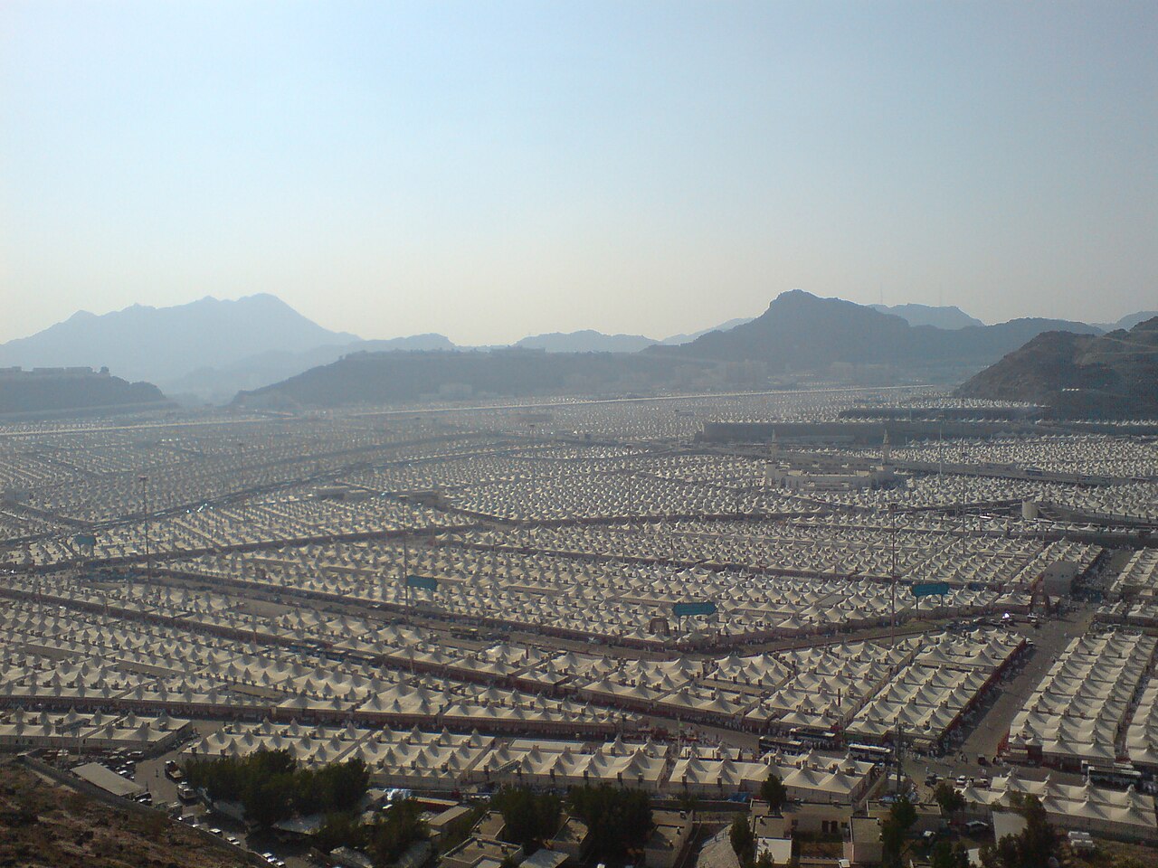 Lembah Mina dengan tenda