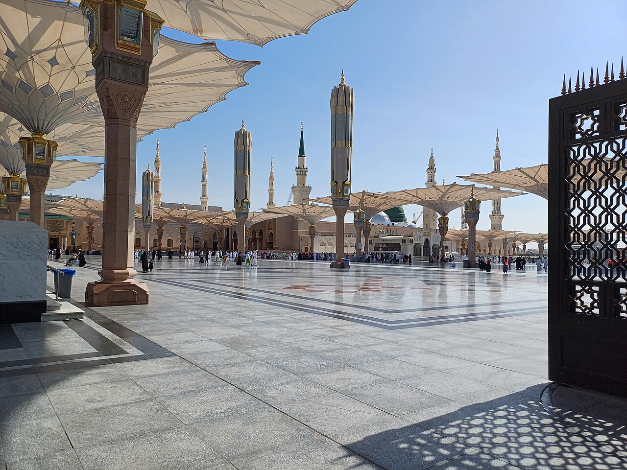 Halaman Masjid Nabawi dengan payung-payung besar