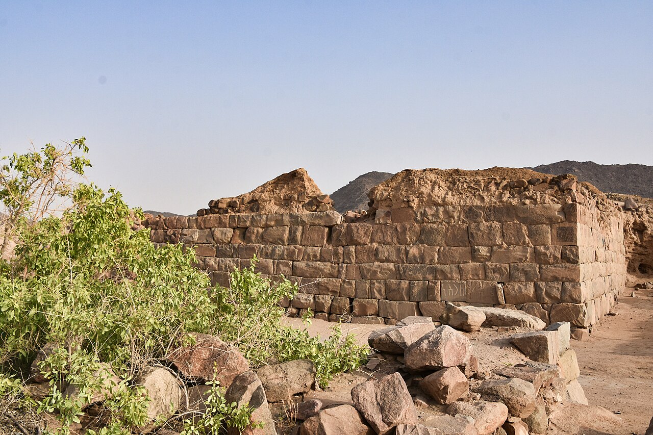 Reruntuhan dinding batu di situs al-Ukhdud, Najran