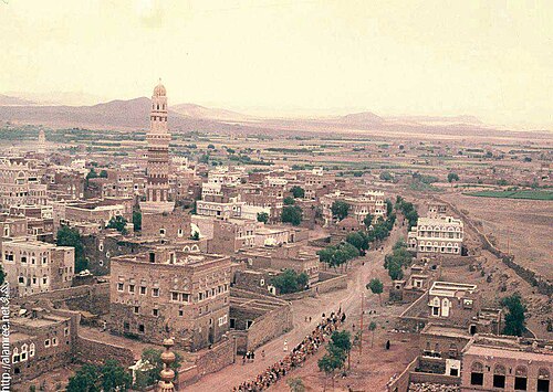 Foto lama kota tua Shan'a tahun 1962 dengan menara masjid dan rombongan unta