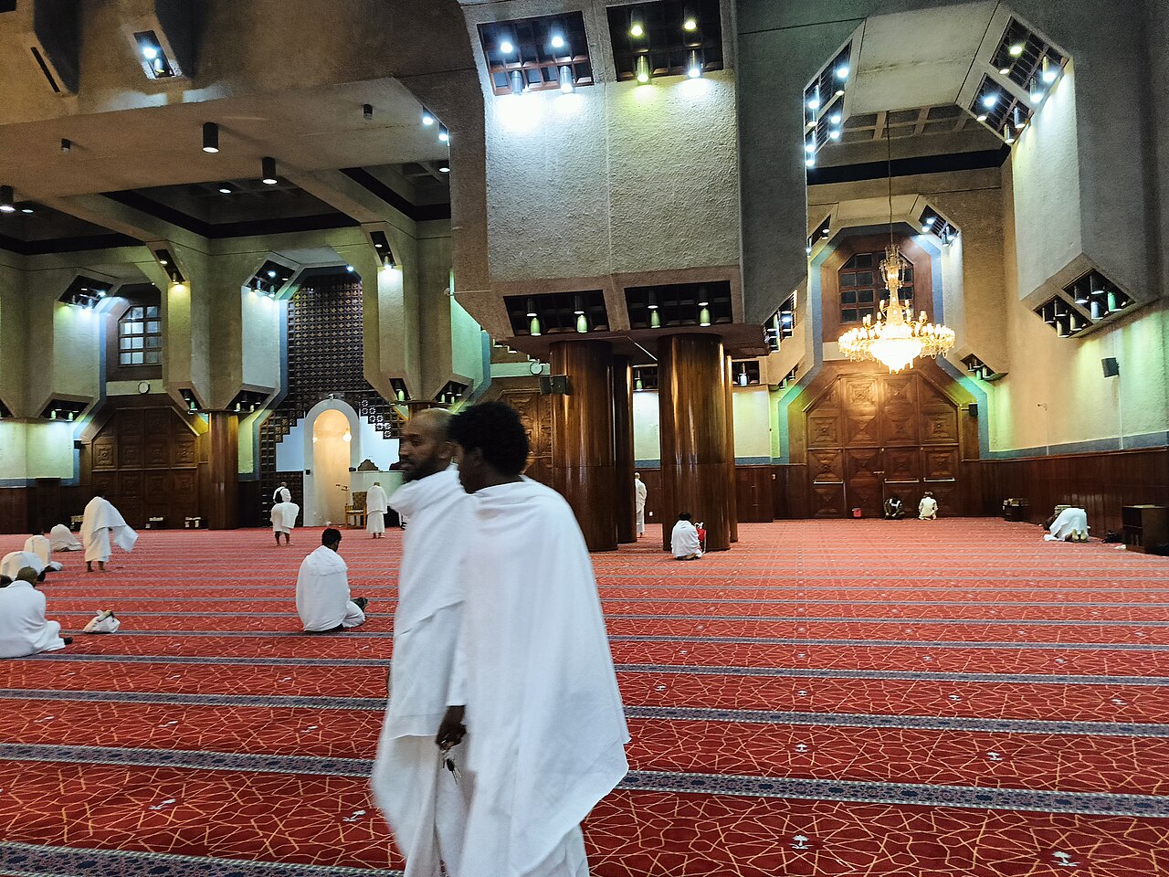 Bagian dalam Masjid Tan'im, Makkah