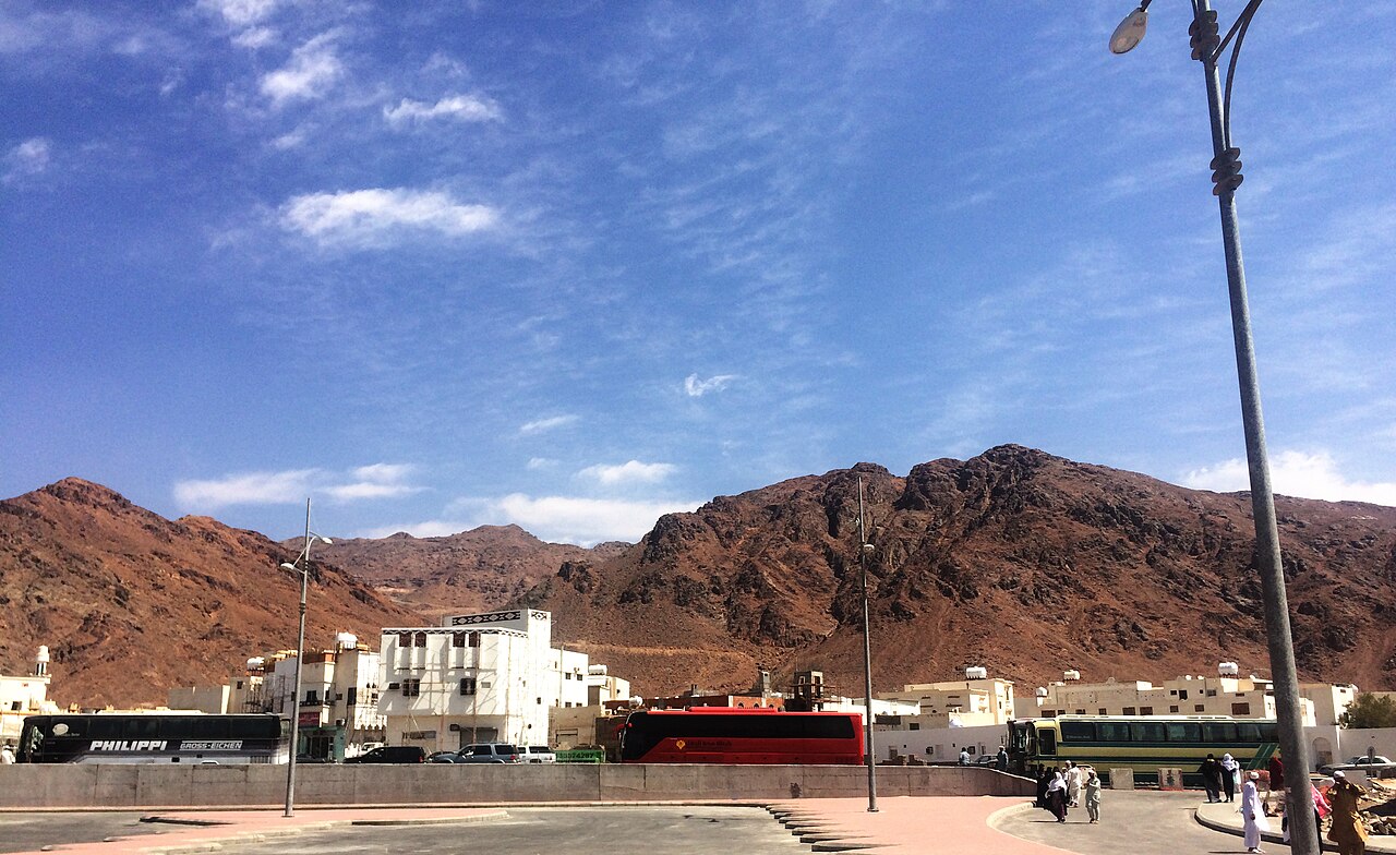 Jabal Uhud dilihat dari kawasan pemakaman syuhada Uhud