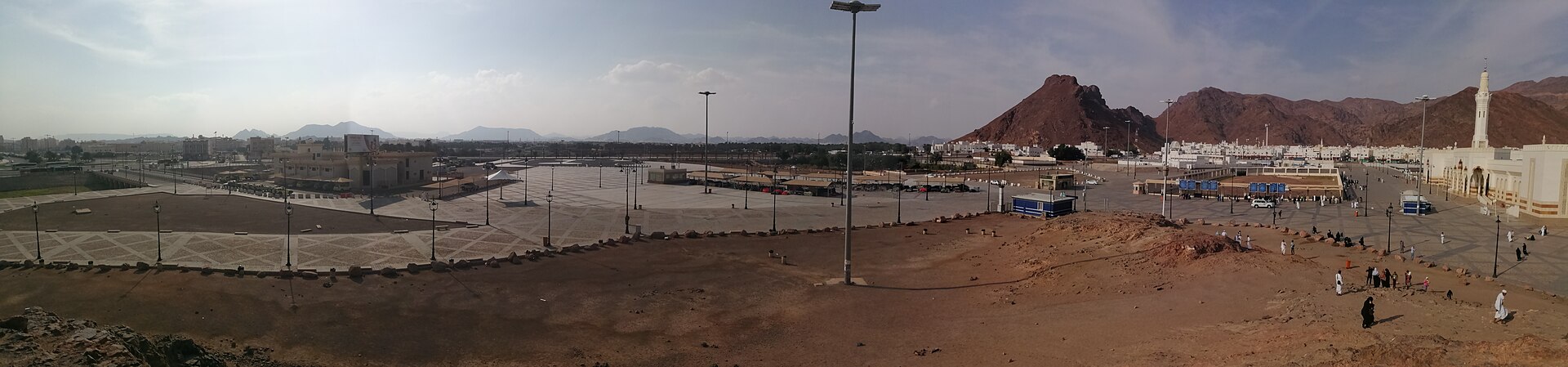Panorama kawasan Gunung Uhud di Madinah